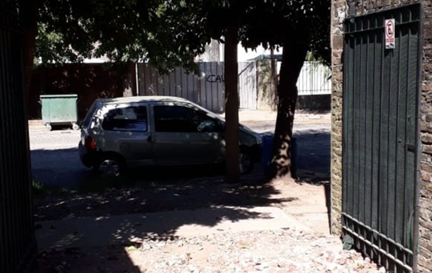 Imagen de Autom&oacute;vil mal estacionado delante de un garaje