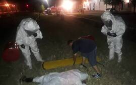En pleno trabajo. Los bomberos en la pr&aacute;ctica de este martes por la noche.