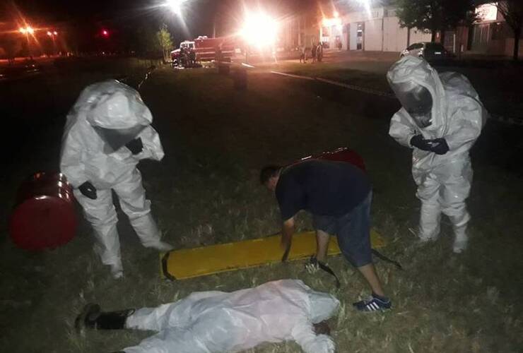 En pleno trabajo. Los bomberos en la práctica de este martes por la noche.