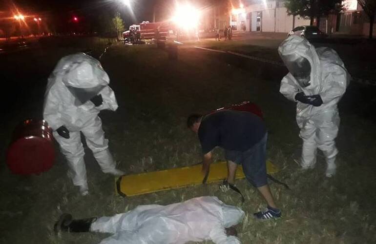 En pleno trabajo. Los bomberos en la práctica de este martes por la noche.