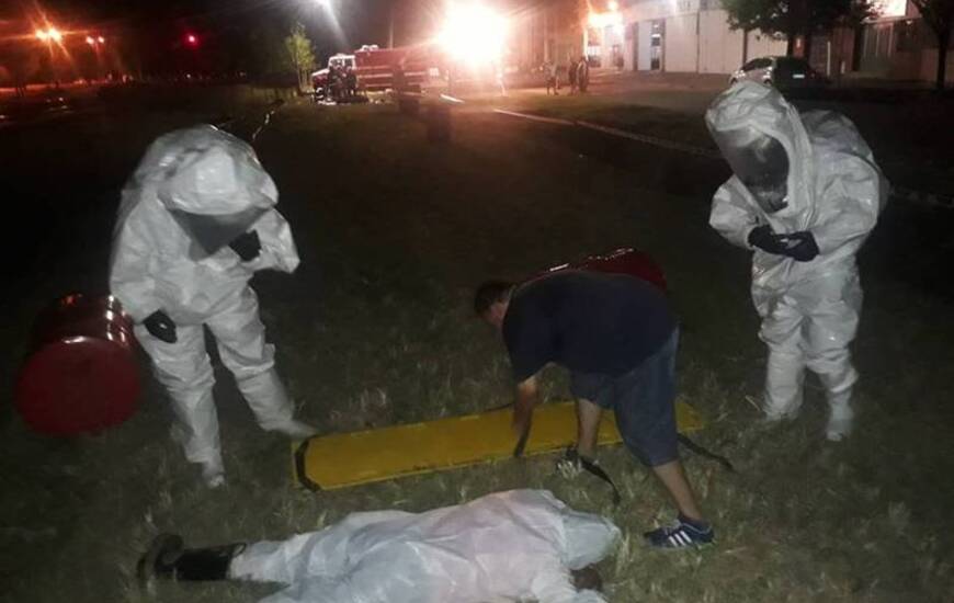 En pleno trabajo. Los bomberos en la práctica de este martes por la noche.