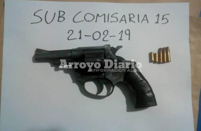 Elementos. Las autoridades policiales procedieron al secuestro de un revólver calibre 22.