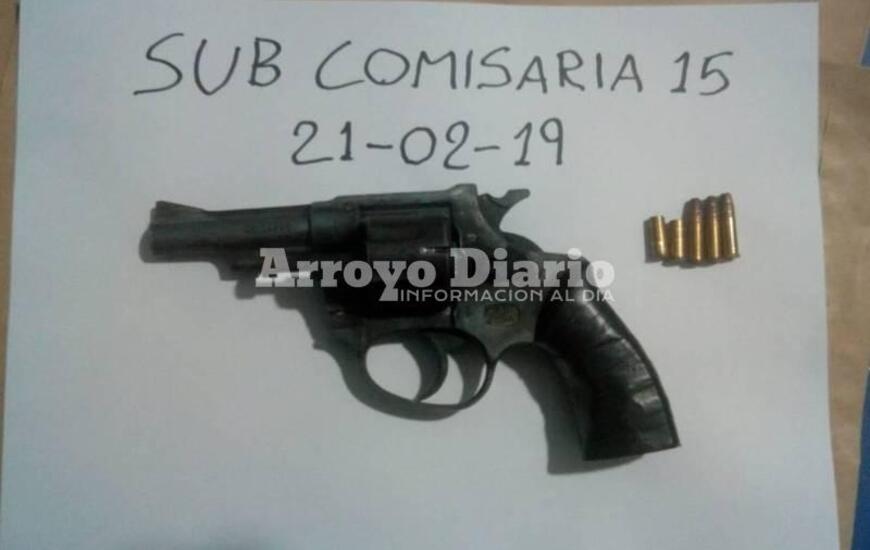 Elementos. Las autoridades policiales procedieron al secuestro de un rev&oacute;lver calibre 22.
