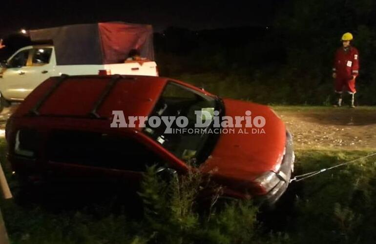 Imagen de Bomberos asistió a una familia que sufrió un accidente