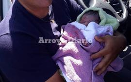 Primera foto. La beba naci&oacute; en la autopista, se encontraba bien al igual que su mam&aacute;