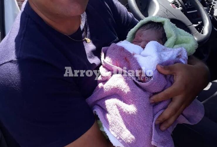 Primera foto. La beba nació en la autopista, se encontraba bien al igual que su mamá