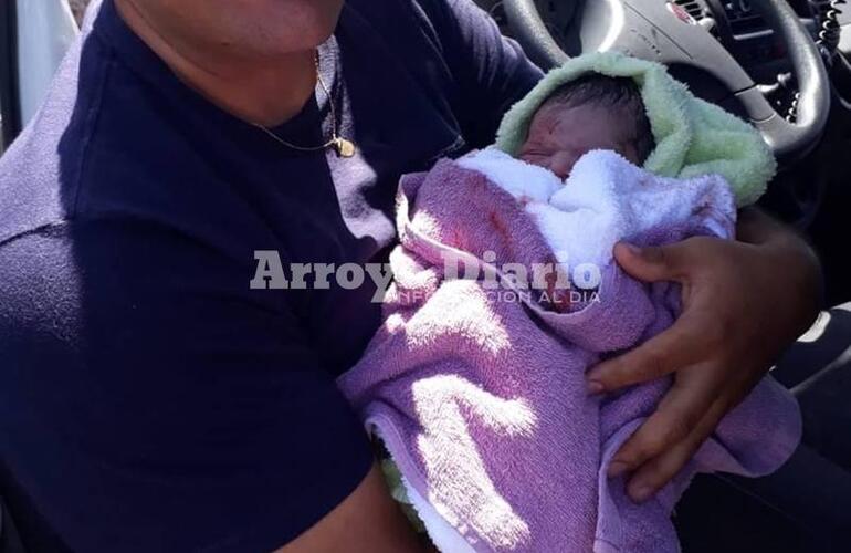 Primera foto. La beba nació en la autopista, se encontraba bien al igual que su mamá