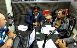 En la radio. Llanes en los estudios de 106.9