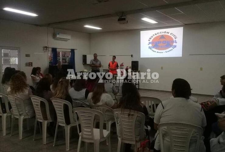 Imagen de Uso de Extintores, curso en el SUM del Centro Cultural