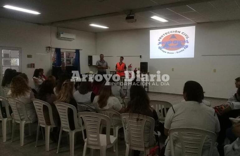 Imagen de Uso de Extintores, curso en el SUM del Centro Cultural