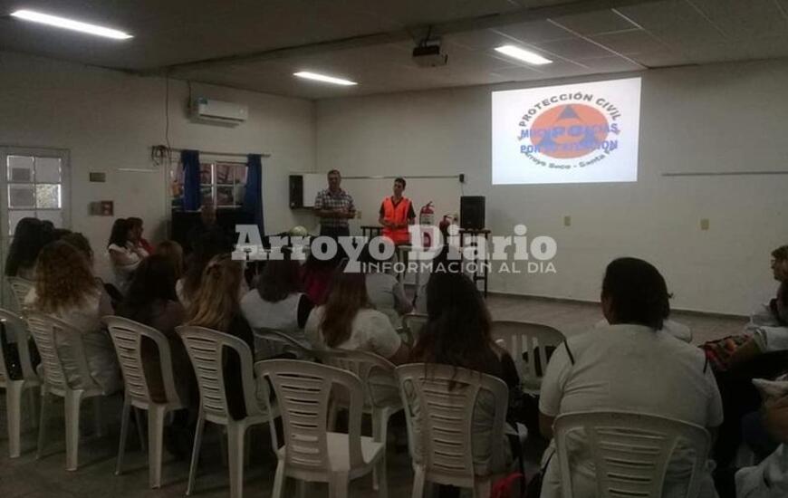 Imagen de Uso de Extintores, curso en el SUM del Centro Cultural