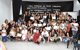 Mujeres felices. Fueron 40 las egresadas del curso.