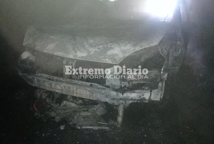 Imagen de Incendio de un auto en zona rural