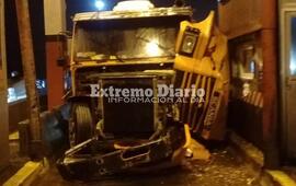 Imagen de Camión colisionó en las cabinas del peaje