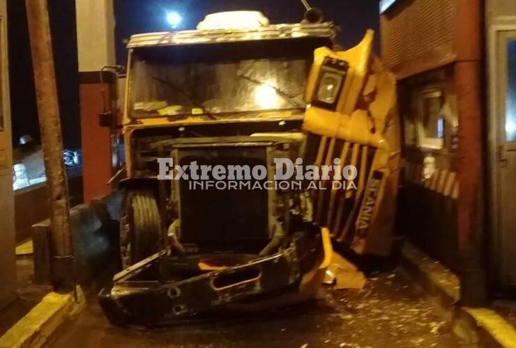 Imagen de Camión colisionó en las cabinas del peaje