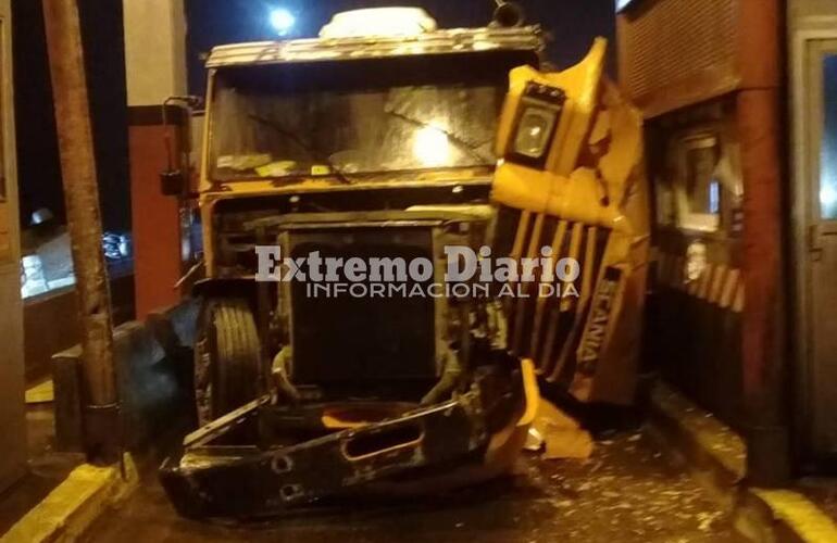 Imagen de Camión colisionó en las cabinas del peaje