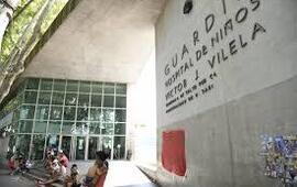 Imagen de Rosario, 8M: Un médico atravesó la marcha en bicicleta para llegar a operar en el Vilela