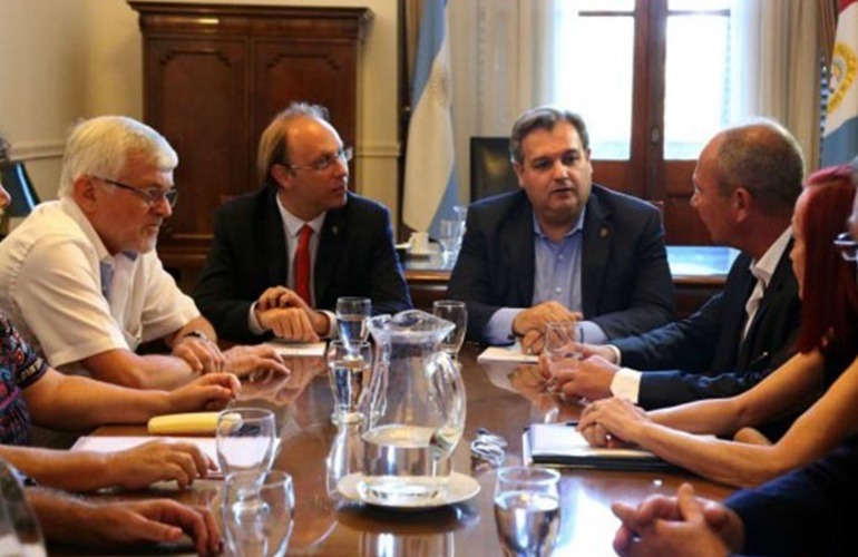 Los ministros Saglione y Farías y los gremialistas vuelven a discutir sueldos.