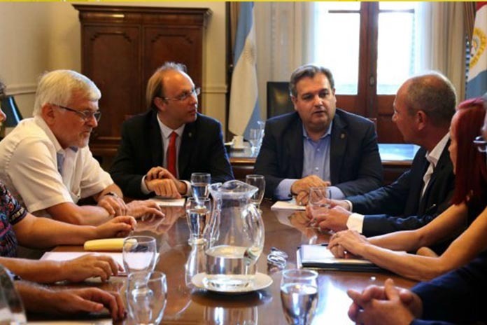 Los ministros Saglione y Far&iacute;as y los gremialistas vuelven a discutir sueldos.