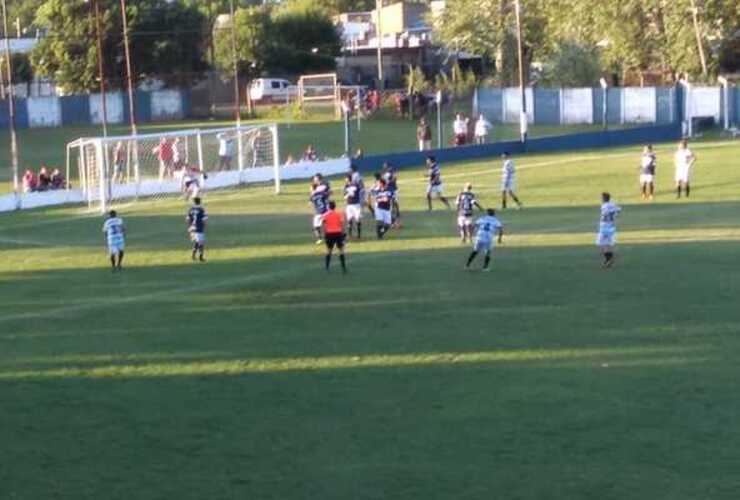 Triunfazo en La Baja. El "Verde" ganó con un golazo de tiro libre.