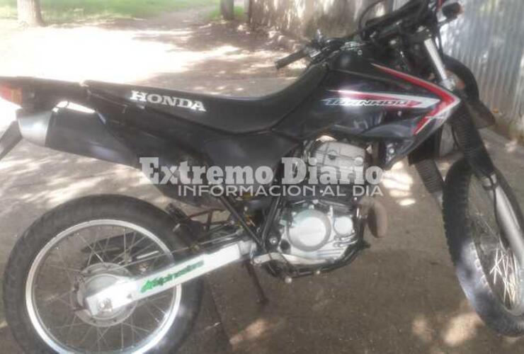 Sobre la moto. El dominio de la Honda Tornado es LMJ883.