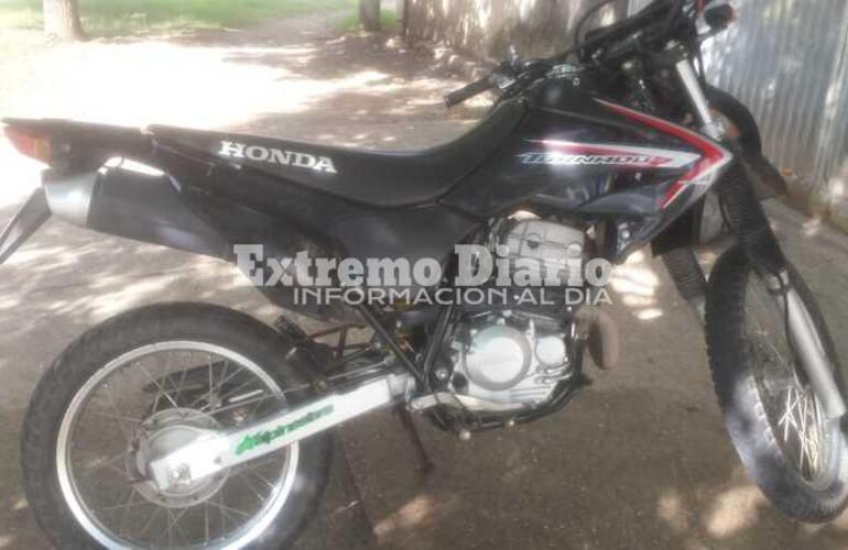 Sobre la moto. El dominio de la Honda Tornado es LMJ883.