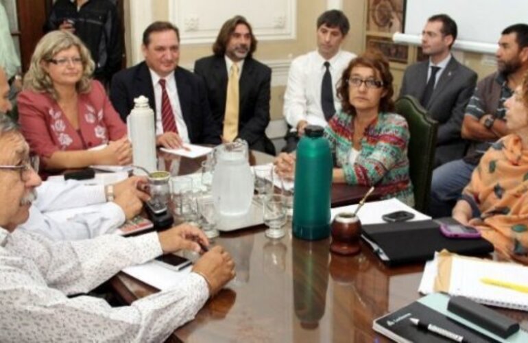 Una nueva reunión paritaria se desarrolló hoy en Santa Fe, pero no hubo acuerdo y el paro de mañana está ratificado. Foto Archivo La Capital Una nueva reunión paritaria se desarrolló hoy en Santa Fe, pero no hubo acuerdo y el paro de mañana está ratificado. Foto Archivo La Capital