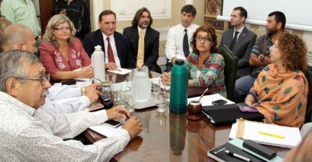 Una nueva reunión paritaria se desarrolló hoy en Santa Fe, pero no hubo acuerdo y el paro de mañana está ratificado. Foto Archivo La Capital