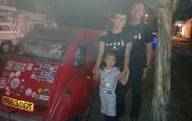 Imagen de De recorrida por el mundo: Son chinos, viven en Inglaterra y ahora est&aacute;n parando en Arroyo Seco