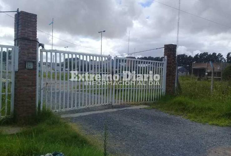 Un matrimonio y su joven hija viven en las instalaciones del predio inactivo.