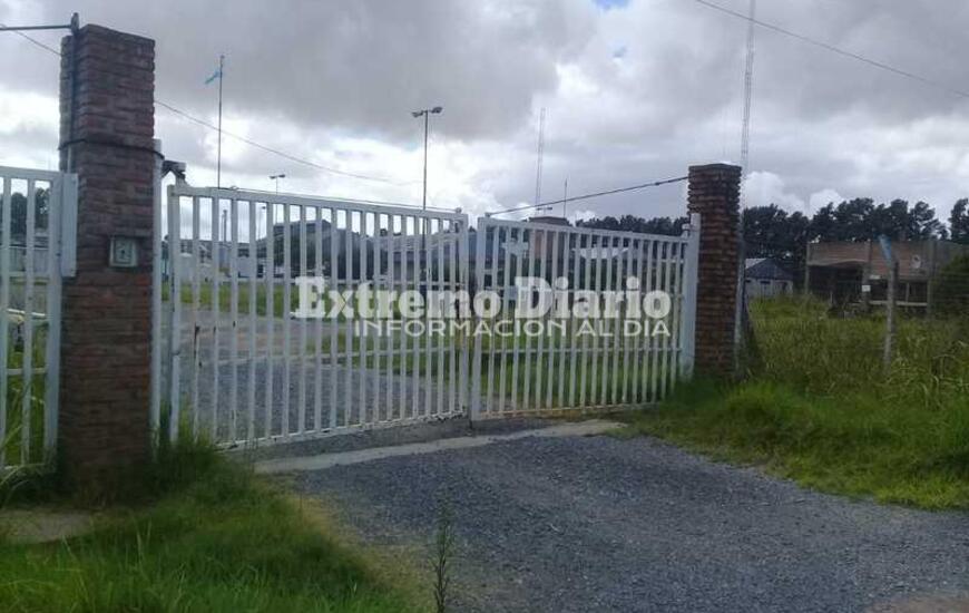 Un matrimonio y su joven hija viven en las instalaciones del predio inactivo.