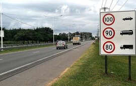 Todo listo. Los carteles que anuncian las velocidades máximas permitidas ya están instalados. Foto: Ángel Amaya