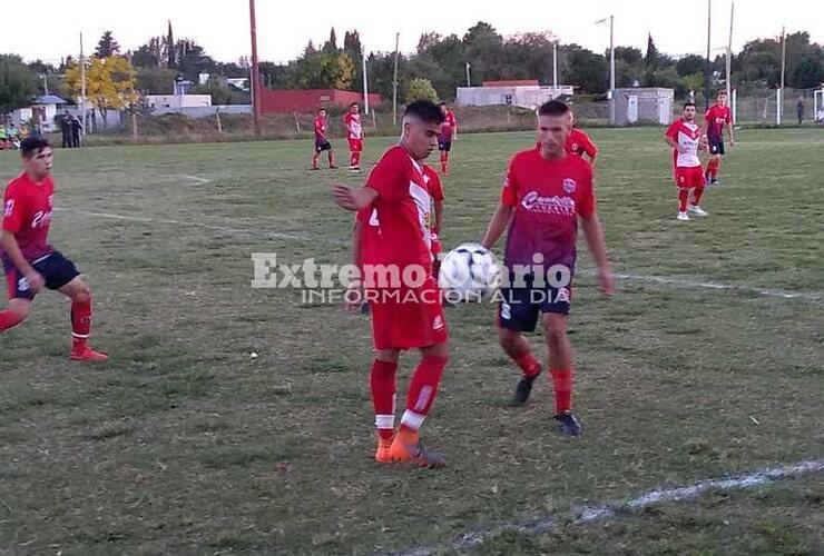 Partido caliente. Juventud Unida superó al "Gato" en un encuentro polémico.
