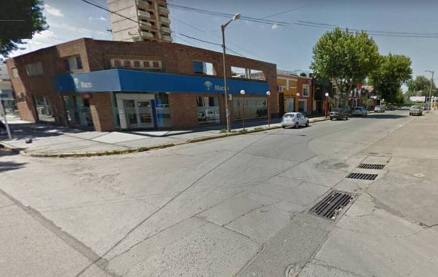 En zona bancaria. El hecho ocurri&oacute; esta ma&ntilde;ana en San Mart&iacute;n e Hip&oacute;lito Yrigoyen. Foto: Google Maps