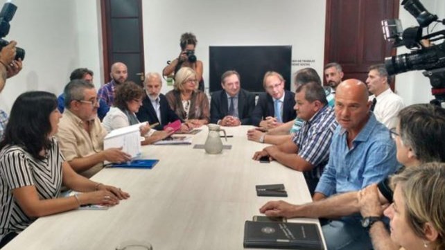 Imagen de Docentes rechazan la nueva oferta del gobierno del 10% de aumento