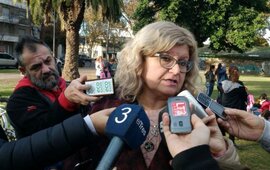 La ministra de Educaci&oacute;n habl&oacute; con la prensa desde el Parque Yrigoyen. Foto: Marcelo Bustamante / La Capital