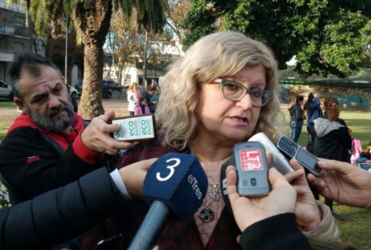 La ministra de Educación habló con la prensa desde el Parque Yrigoyen. Foto: Marcelo Bustamante / La Capital