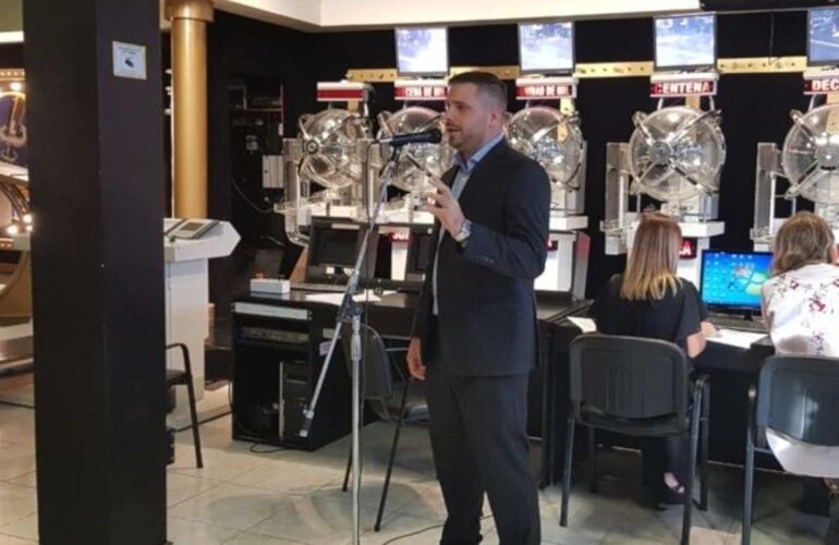 El subsecretario de Planificaci&oacute;n Publicitaria, Andr&eacute;s Bartolini, realiz&oacute; el sorteo.