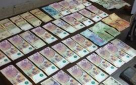 En poder de los detenidos fueron secuestrados más de 5 mil pesos, algunos de los billetes eran falsos.