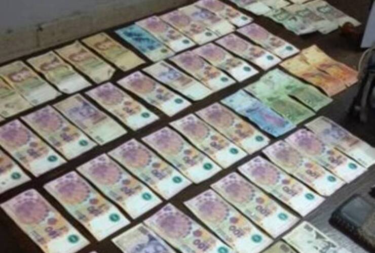 En poder de los detenidos fueron secuestrados más de 5 mil pesos, algunos de los billetes eran falsos.