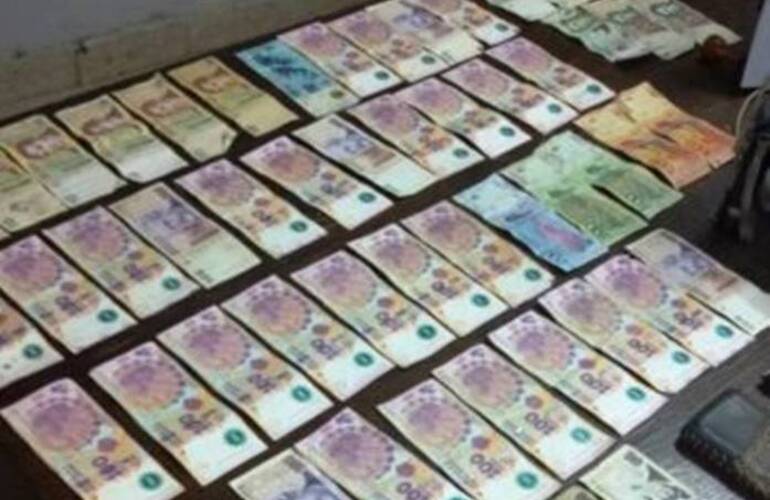 En poder de los detenidos fueron secuestrados más de 5 mil pesos, algunos de los billetes eran falsos.