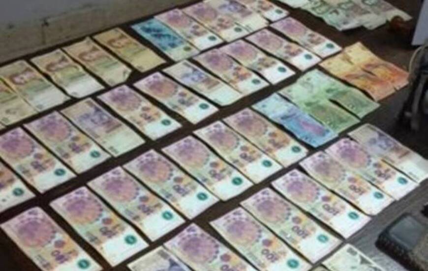 En poder de los detenidos fueron secuestrados m&aacute;s de 5 mil pesos, algunos de los billetes eran falsos.