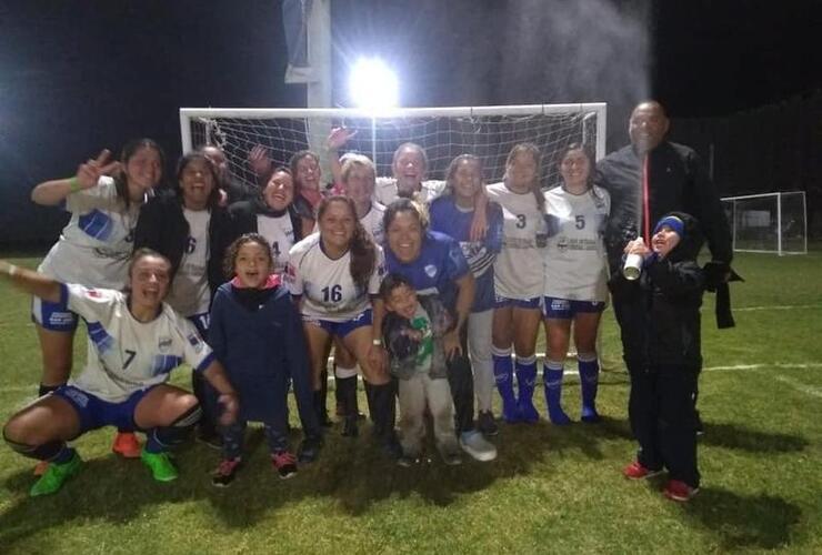 Las Campeonas del �Rombo� festejando el t&iacute;tulo.