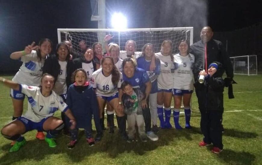Las Campeonas del �Rombo� festejando el t&iacute;tulo.