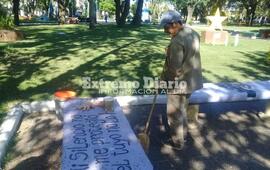 En la Plaza. Esta mañana Leonardo Sandoval trabajando en la Plaza 9 de Julio.