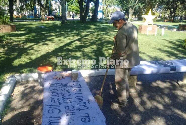 En la Plaza. Esta mañana Leonardo Sandoval trabajando en la Plaza 9 de Julio.