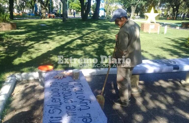 En la Plaza. Esta mañana Leonardo Sandoval trabajando en la Plaza 9 de Julio.