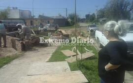 Supervisando la obra. La Arquitecta Vanesa Niro junto a su equipo idearon el Monumento.