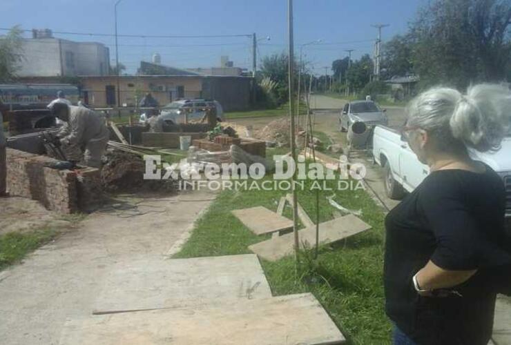 Supervisando la obra. La Arquitecta Vanesa Niro junto a su equipo idearon el Monumento.