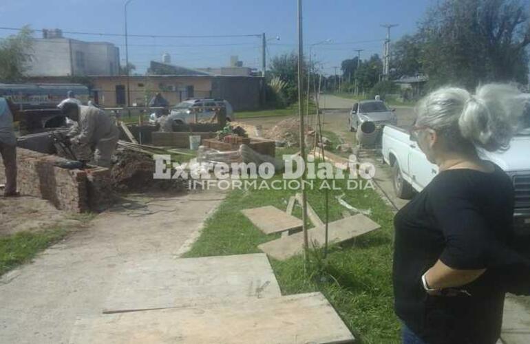 Supervisando la obra. La Arquitecta Vanesa Niro junto a su equipo idearon el Monumento.